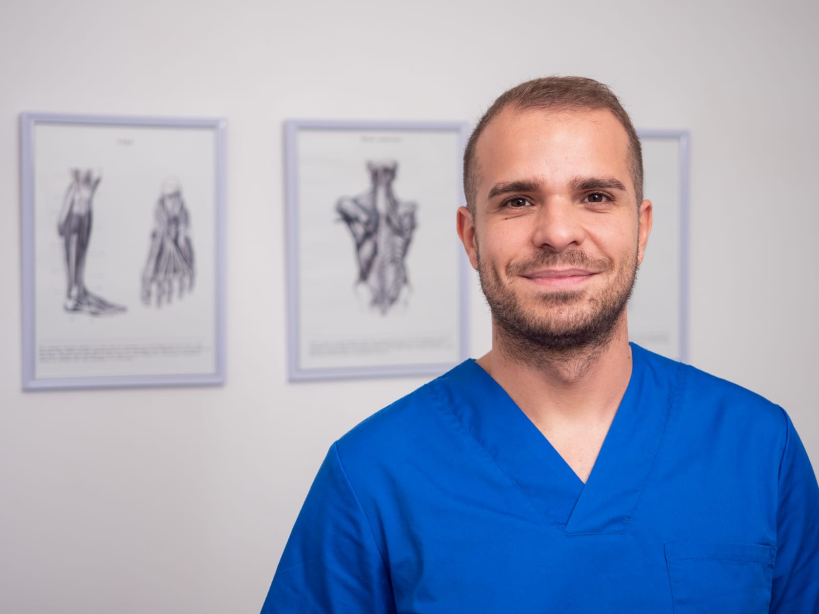 Dott. Andrea Corda mentre esegue un trattamento di fisioterapia